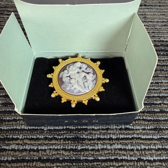 VINTAGE AVON SMITHSONIAN CHARLES
X OF FRANCE PSYCHE & CHERUBS
CAMEO BROOCH - Picture 8 of 9